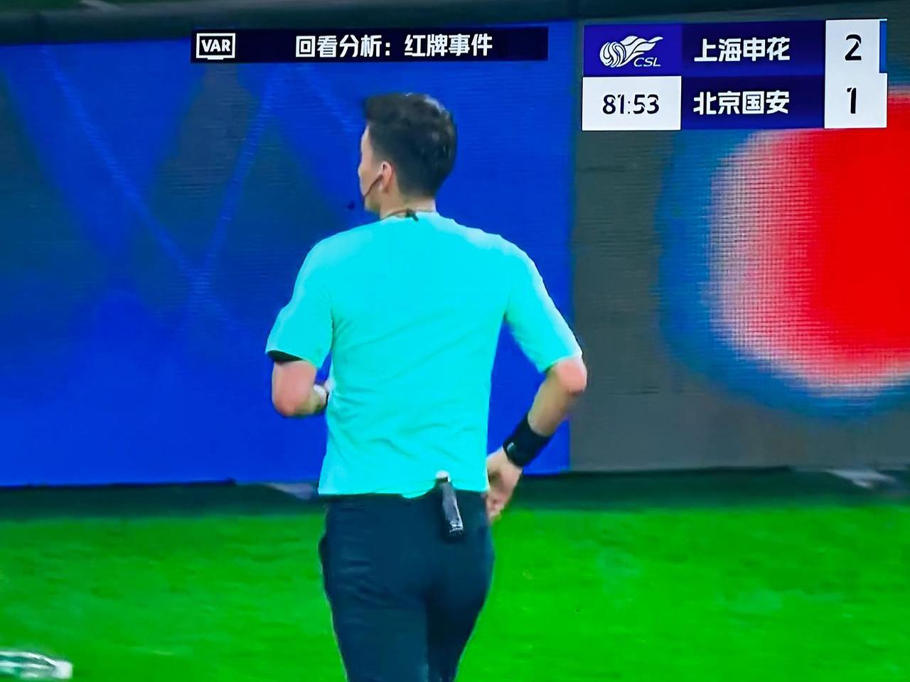 申花场边指挥情绪激动，马竞队员怒摔水瓶！的简单介绍